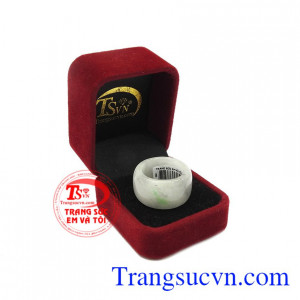 Nhẫn ngọc cẩm thạch vui vẻ là món quà ý nghĩa dành tặng cho người thân và bạn bè.