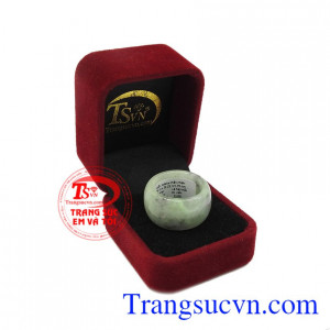 Sản phẩm chất lượng đảm bảo, có giấy kiểm định đá quý, giao hàng trên toàn quốc. Nhẫn ngọc cẩm thạch xinh tươi.
