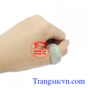 Chiếc nhẫn ngọc cẩm thạch thiên nhiên đem đến cho quý khách hàng cảm nhận tươi vui, phù hợp với mọi lứa tuổi. Nhẫn ngọc cẩm thạch xinh tươi