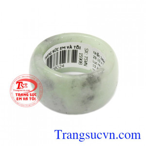 Nhẫn ngọc cẩm thạch xinh tươi được chạm khắc 100 % từ đá ngọc cẩm thạch thiên nhiên. 