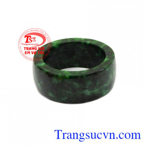 Nhẫn ngọc jadeite thiên nhiên đẹp, ngọc cẩm thạch - biểu tượng cho sự sang trọng và quyền lực. 