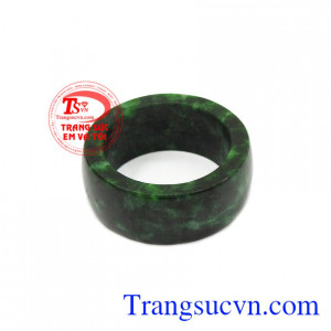Vì lẽ đó, các vua quan đã biết cách tận dụng ý nghĩa của ngọc để làm lên những trang sức hấp dẫn. Nhẫn ngọc jadeite thiên nhiên đẹp