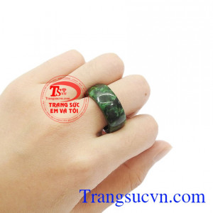 Ngày nay, ngọc cẩm thạch không còn giưới hạn phân biệt đẳng cấp vua tôi như trước, mà chỉ đeo theo sở thích, tín ngưỡng.Nhẫn ngọc jadeite thiên nhiên đẹp.