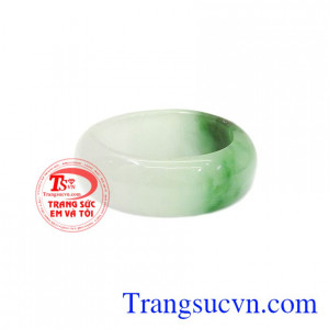 Nhẫn ngọc trắng lục được chế tác từ ngọc cẩm thạch thiên nhiên.