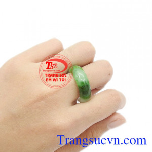 Ngọc cẩm thạch thiên nhiên đẹp. Nhẫn ngọc trắng lục
