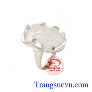 Nhẫn nữ thạch anh hồng trong suốt được chế tác từ đá thạch anh hồng kết hợp bạc 925 chất lượng bền đẹp