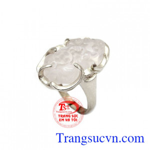 Nhẫn nữ thạch anh hồng trong suốt phù hợp với những người mệnh hỏa, thổ