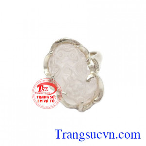 Nhẫn nữ thạch anh hồng trong suốt Nhẫn nữ thạch anh hồng trong suốt sẽ giúp người sử dụng giảm căng thẳng tăng sảng khoái, xua tan mệt mỏi