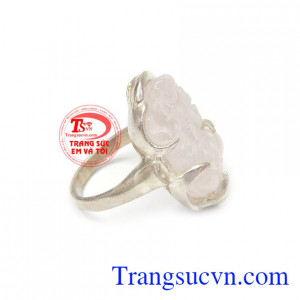 Nhẫn nữ thạch anh hồng trong suốt tạo sự đam mê và hạnh phúc, thạch anh hồng giúp khăng khít tình cảm gia đình, kết nối yêu thương