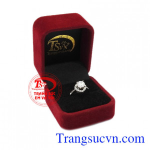 Sản phẩm bảo hành uy tín, giao hàng toàn quốc. Nhẫn nữ vàng trắng yêu kiều