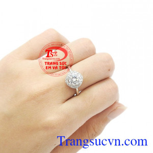 Nhẫn nữ vàng trắng yêu kiều thích hợp với nhiều bộ trang phục và độ tuổi.