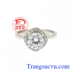 Nhẫn nữ vàng trắng yêu kiều được chế tác từ vàng trắng 14k bền đẹp, sáng bóng.