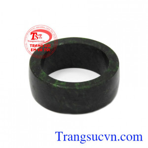 Sản phẩm được chế tác từ ngọc cẩm thạch thiên nhiên, sáng bóng. Nhẫn phỉ thúy sang trọng