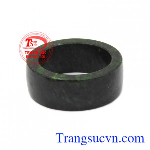 Nhẫn phỉ thúy sang trọng phù hợp với cả phái nam và phái nữ. 