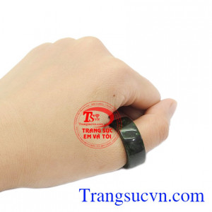 Khi mua, sản phẩm ngoài hóa đơn kèm theo, khách hàng còn nhận được giấy kiểm định đá quý do công ty kiểm định uy tín cấp. Nhẫn phỉ thúy sang trọng