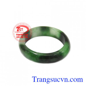 Nhẫn vân ngọc được chế tác từ ngọc cẩm thạch thiên nhiên hợp mệnh. 