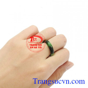 Sản phẩm thích hợp với nhiều độ tuổi, có thể làm quà tặng cho người thân hoặc bạn bè. Nhẫn vân ngọc