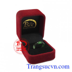 Nhẫn ngọc cẩm thạch thiên mang lại sự bình an, may mắn cho người dùng. Nhẫn vân ngọc.