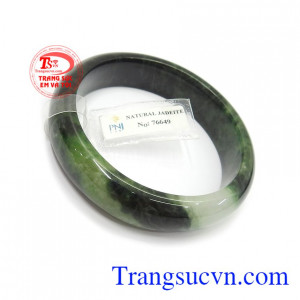 Phỉ thúy vòng tay chứa nguồn năng lượng dồi dào, có tác dụng giải trừ tà khí, mang lại may mắn, bình an và tài lộc cho người đeo