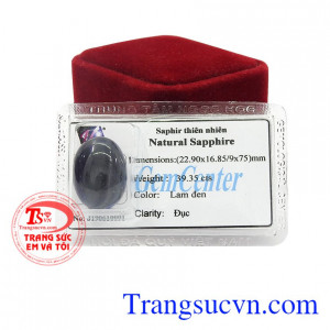 Saphir thiên nhiên mạnh mẽ có màu lam đen huyền bí và đầy cuốn hút.