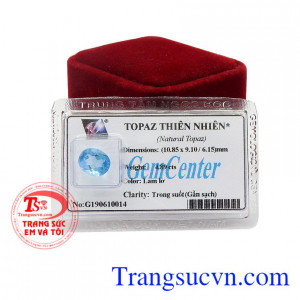 Topaz thiên nhiên bình an được chạm khắc hình oval vô cùng sang trọng và tinh tế.