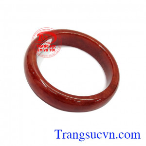 Vòng cẩm thạch đỏ vừa là món đồ trang sức vừa có ý nghĩa phong thủy, ngọc phỉ thúy chứa nguồn năng lượng dồi dào, mang lại bình an, may mắn, tài lộc cho người đeo