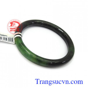 Vòng cẩm thạch lục đậm chứa nguồn năng lượng tốt dồi dào, có tác dụng mang lại bình an, may mắn và tài lộc cho người đeo