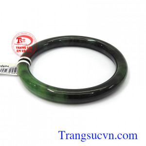 Vòng cẩm thạch lục đậm phù hợp nhiều lứa tuổi khác nhau, tôn lên sự sang trọng, tinh tế và thời trang