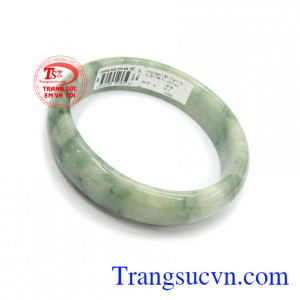 Vòng cẩm thạch tự nhiên đeo hợp phong cách phái đẹp, tôn lên sự quý phái, sang trọng và tinh tế