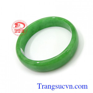 Vòng cẩm thạch xanh ngọc đẹp có tác dụng mang lại may mắn, bình an và thịnh vượng cho người đeo