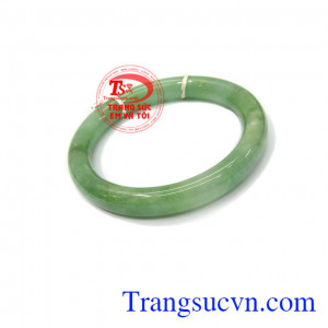 Vòng cẩm thạch xanh nhạt size 64 vừa là vật trang sức sang trọng quý phái vừa có ý nghĩa phong thủy mang lại bình an, may mắn, tài lộc cho người đeo