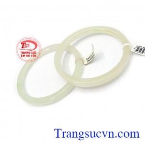 Ngọc cẩm thạch chứa nguồn năng lượng dồi dào, có tác dụng giải trừ tà khí, mang lại bình an, may mắn và hạnh phúc cho người đeo Vòng cặp cẩm thạch