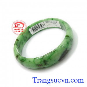Vòng Đá Cẩm Thạch thiên nhiên chứa nguồn năng lượng dương dồi dào, từ xa xưa ngọc cẩm thạch đã rất được ưa chuộng, bởi người ta tin rằng chúng có thể mang đến tiền tài, vận khí, sức khỏe, may mắn cho gia chủ, xua đuổi tà ma giúp chủ nhân tránh khỏi những