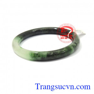 Vòng ngọc A Jadeite chứa nguồn năng lượng tốt, là kết tinh của tự nhiên, có tác dụng tăng khả năng tập trung, bình tĩnh tâm trí, giải trừ tà khí, mang lại bình an, may mắn và hạnh phúc cho người đeo