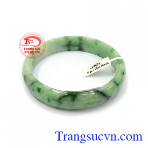 Vòng ngọc cẩm thạch (Jadeite) là mẫu sản phẩm mới được chế tác và thiết kế từ đá phỉ thúy với đường vân tinh tế, tạo sự sang trọng nhất cho chủ nhân