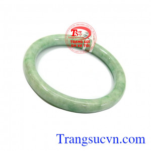 Ngọc cẩm thạch là vật tinh túy và quý báu nhất của trời đất vì vậy vòng ngọc luôn được ưa thích làm đồ trang sức