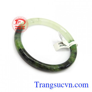 Vòng ngọc cẩm thạch thiên nhiên phù hợp với nhiều lứa tuổi, đeo hợp thời trang và quý phái