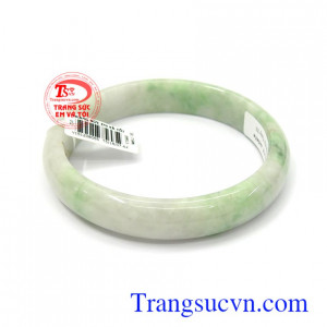 Vòng ngọc cẩm thạch thiên nhiên,Trong Phong thủy, Ngọc cẩm thạch đã được sử dụng trong nhiều thế kỷ tạo ra cảm giác thanh bình, hài hòa và cân bằng cho người sử dụng