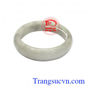 Vòng ngọc cẩm thạch trắng mang màu xanh đầy sức sống, có khả năng đem lại tiền tài, may mắn và sức khỏe cho người đeo