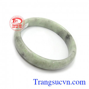 Vòng ngọc cẩm thạch trắng tự nhiên trong phong thủy có tác tác dụng điều hòa huyết áp, nhịp tim, giảm căng thẳng, strees và mang lại may mắn, thuận lợi trong cuộc sống cũng như công việc của người đeo