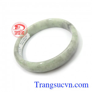 Vòng ngọc cẩm thạch trắng tự nhiên rất được phái đẹp ưa chuộng, là món quà tặng ý nghĩa cho người yêu thương