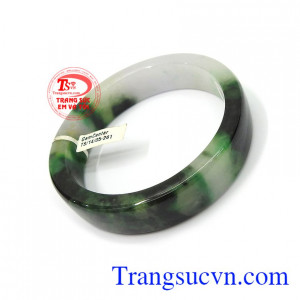 Vòng ngọc cẩm thạch vuông giúp con người thu về tiền tài cũng như sức khỏe, mang đến cuộc sống bình yên, hài hòa và vui vẻ cho người đeo