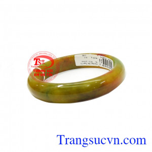 Vòng ngọc cẩm thạch có tác dụng tăng sự tập trung, giảm căng thẳng, giải trừ vận đen, mang nhiều bình an, may mắn và tài lộc cho người đeo