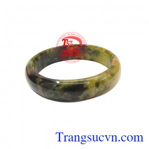 Vòng ngọc jadeit tứ quý được chế tác bản hẹ, thích hợp với nhiều độ tuổi