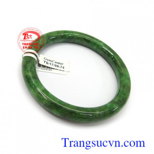 Vòng ngọc Jadeite mệnh Hỏa dành cho bạn gái, Theo phong thủy, đeo vòng ngọc Jadeite hợp mệnh có tác dụng điều hòa huyết áp, nhịp tim, giảm căng thẳng, strees và mang lại may mắn thuận lợi trong cuộc sống cũng như công việc của chủ nhân