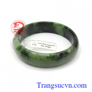 Vòng ngọc Kiểm định PNJ màu sắc đẹp, chất lượng, cao, là sản phẩm rất được phái đẹp ưa chuộng