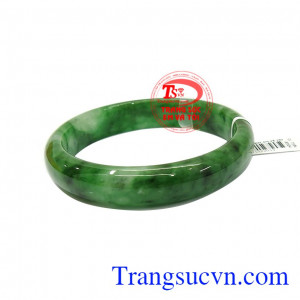 Theo phong thủy, Ngọc Phỉ Thúy vừa có tác dụng cân bằng huyết áp, tim mạch, giảm stress vừa mạng lại may mắn và thuận lợi trong công việc của chủ nhân