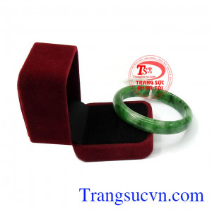 Vòng Ngọc Phỉ Thúy Mệnh Mộc Vân Lục là vật phẩm phong thủy không thể thiếu thuộc về phái đẹp