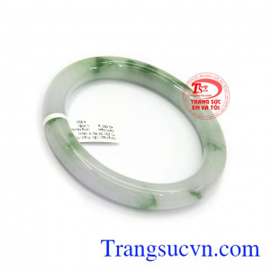 Vòng ngọc quyền lực trong phong thủy có tác dụng giải trừ tà khí, chiêu tài lộc, công danh, mang lại hạnh phúc bình an và may mắn cho người đeo