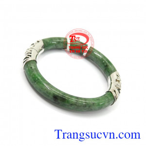 Vòng ngọc sơn thủy bọc bạc mang lại sự sang trọng, quý phái cho người sở hữu